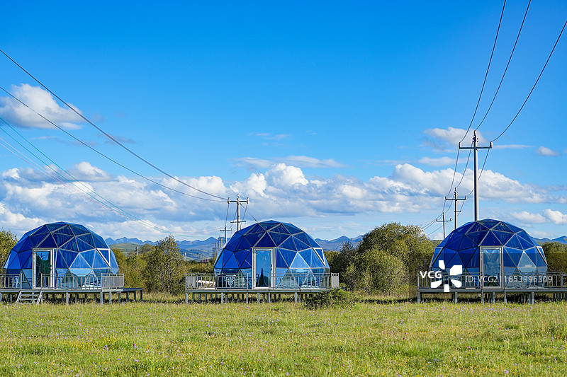 中国四川阿坝州红原大草原上的星空房图片素材