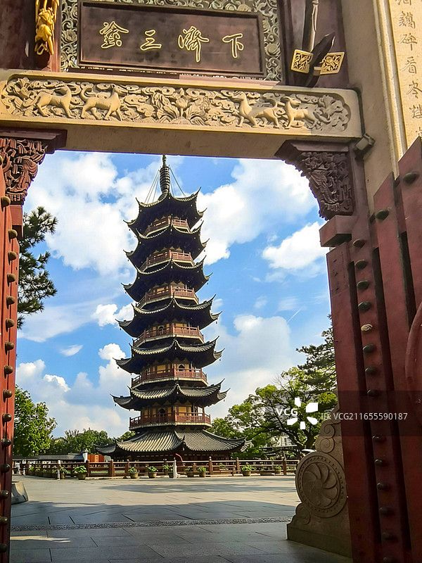 上海龙华寺山门和龙华寺塔风光图片素材