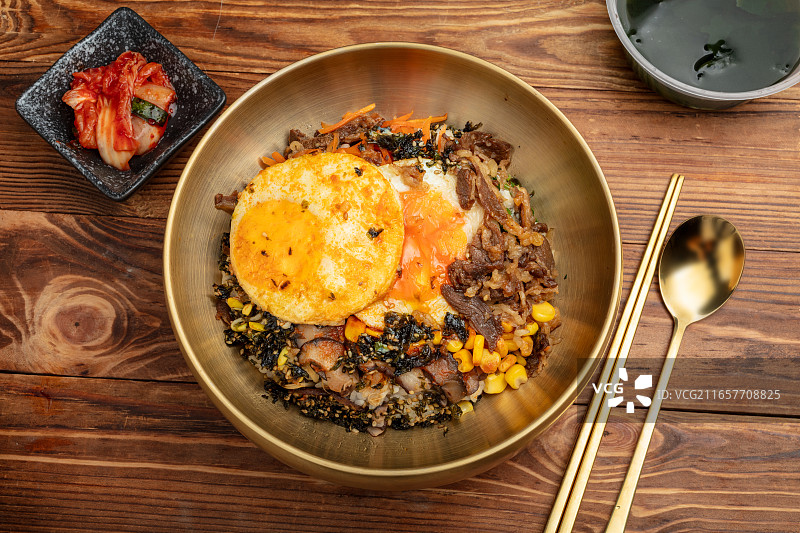 美味韩式牛肉石锅拌饭加溏心蛋图片素材