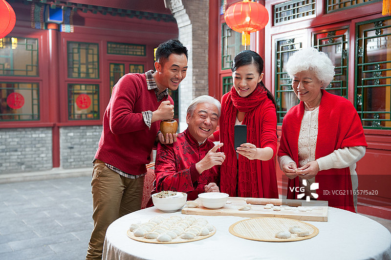 东方家庭过年图片素材