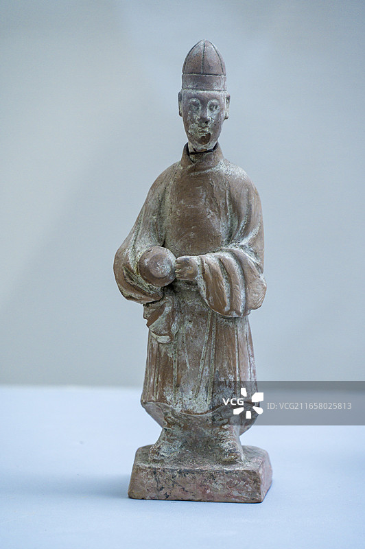 山东省济宁市邹城市博物馆展出文物：横河村高密昭和王墓出土明代昭和王墓泥质红陶乐俑图片素材