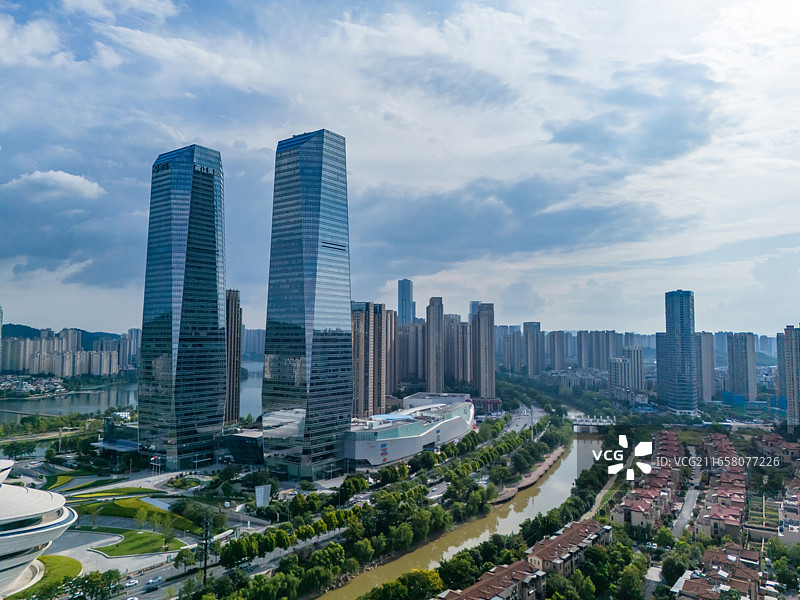 航拍长沙梅溪湖国际文化艺术中心及金茂广场大厦双子塔 长沙湘江新区 城市地标天际线图片素材
