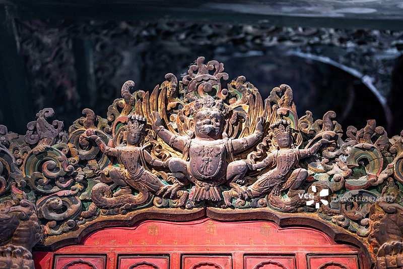 北京智化寺藏殿‌八角形转轮藏金翅鸟和龙女图片素材