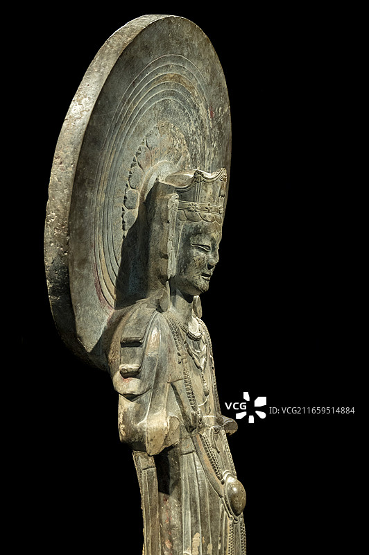 济南山东博物馆馆藏文物：博兴县龙华寺遗址出土东魏蝉冠菩萨像前景聚焦特写图片素材