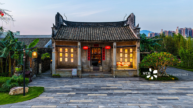 航拍广东省惠州市博罗县长宁镇山下古村，山夏1368酒店内原叶氏宗祠门楼，黄昏时分屋内灯火亮起，图片素材