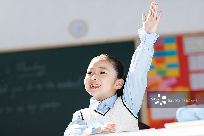 小学生在教室里上课图片素材