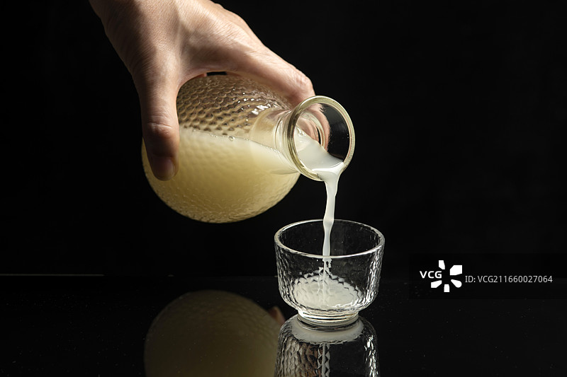 倒米酒图片素材