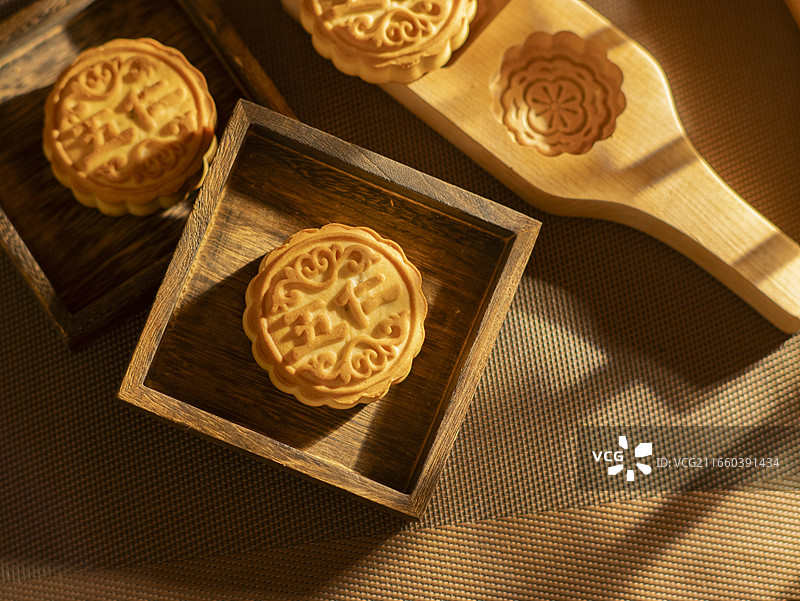 中秋吃月饼回家图片素材