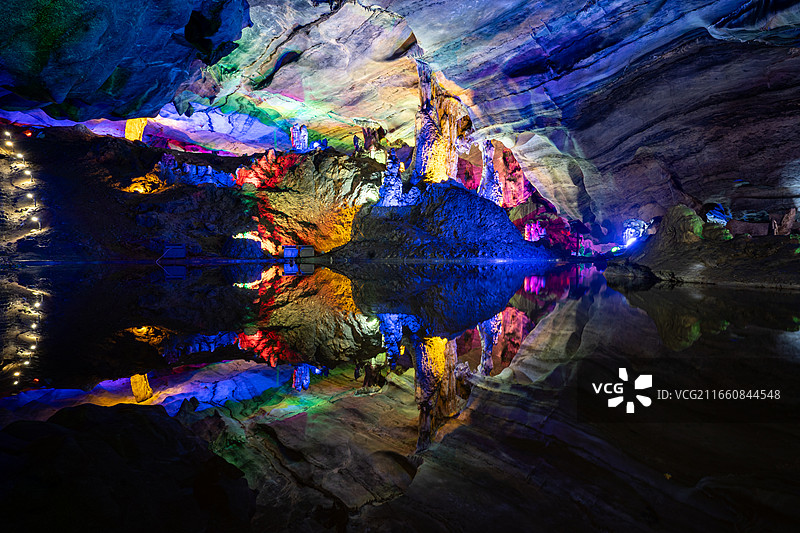 龙硿洞地下溶洞五颜六色灯光，福建龙岩图片素材