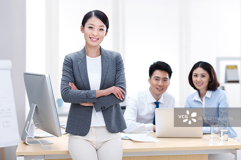 年轻的商务人士在办公室快乐工作图片素材