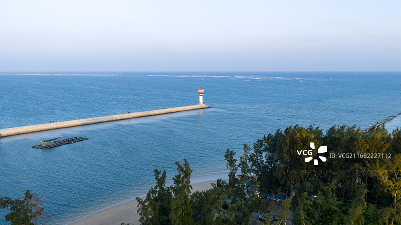 海南琼海，潭门渔港灯塔，夏季，白天航拍图片素材