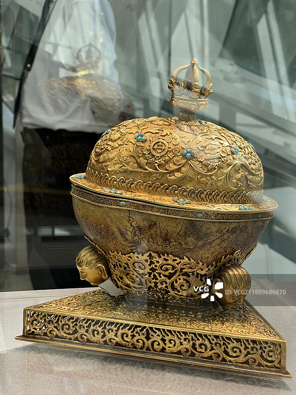 北京朝阳公园凤凰艺术中心组图·古代佛教艺术(御制金质嵌松石八吉祥纹嘎巴拉碗)图片素材