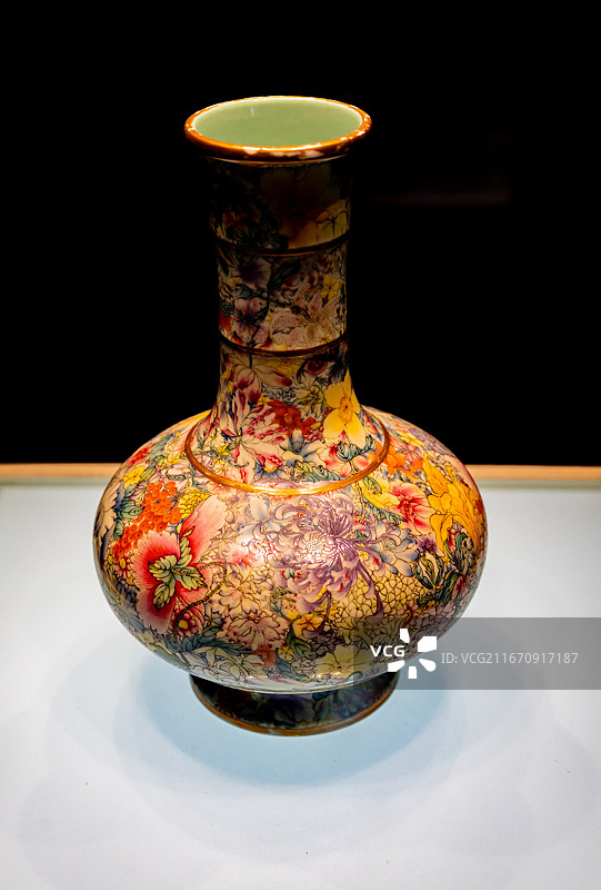 清嘉庆锦地描金花卉纹瓶，百花不露地粉彩瓷，满绘群芳，描金华贵，藏于河北博物院图片素材