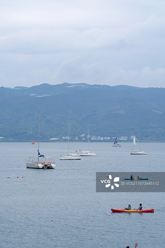 8月的云南抚仙湖，明星鱼洞景区，蓝色湖面上五颜六色的皮划艇图片素材