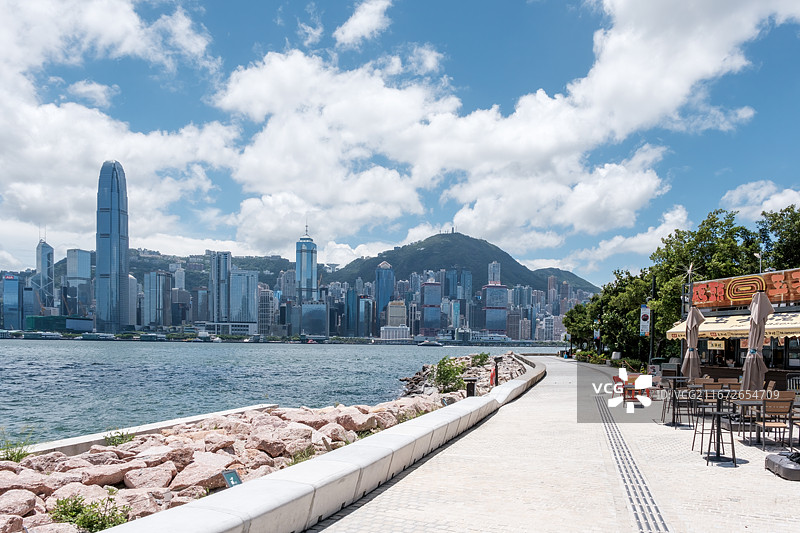 香港西九龙海滨长廊远眺维港中环天际线图片素材