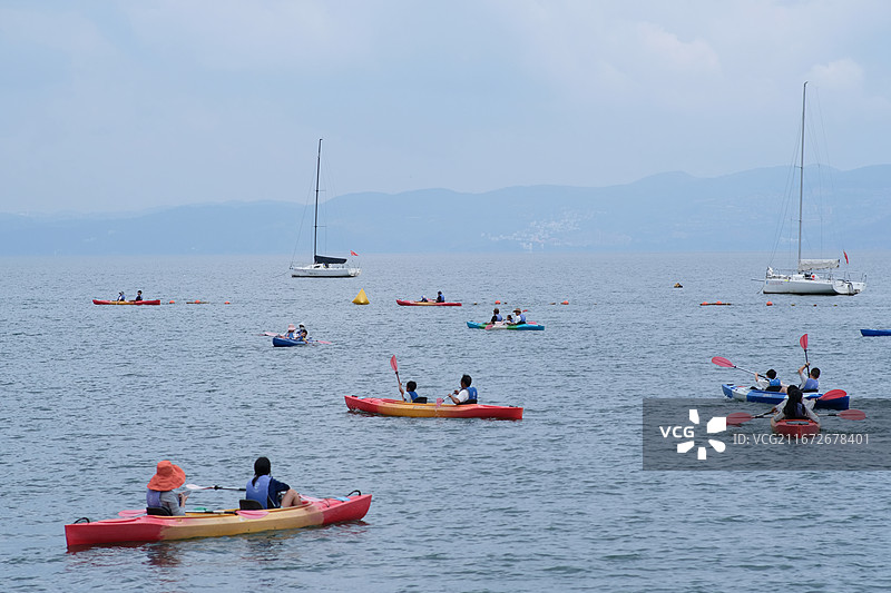 8月的云南抚仙湖，明星鱼洞景区，湖面上玩皮划艇的人图片素材