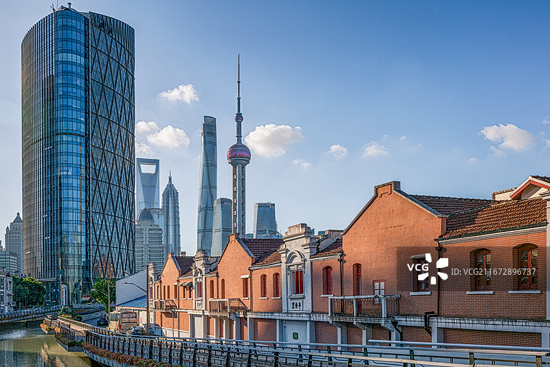 上海城市新旧对比：石库门里弄平安里与陆家嘴摩天大楼群图片素材