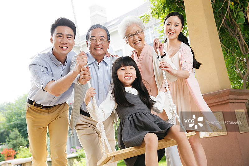 快乐家庭在户外玩耍图片素材