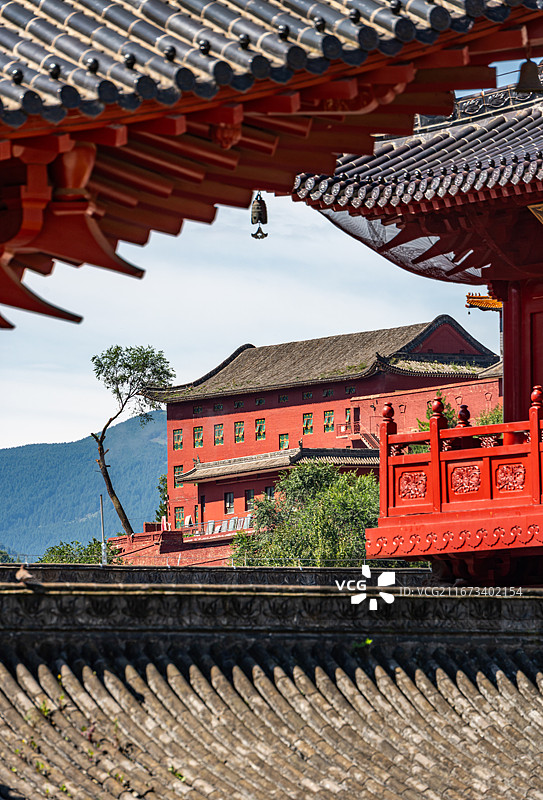 山西五台山普寿寺鼓楼，红墙重檐，斗拱精巧，隔山相望菩萨顶，古寺依山而立图片素材