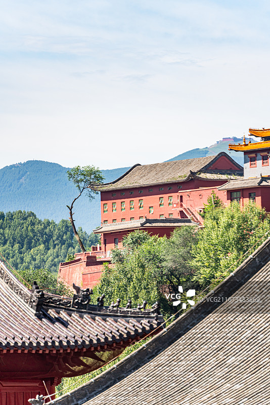 山西五台山台怀镇，前景普寿寺大殿，远处山巅菩萨顶金顶红墙遥遥相望，蓝天白云古寺连绵图片素材