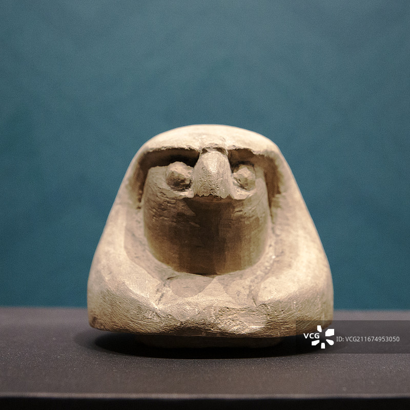 南越王博物馆古埃及文物展（尼罗河的赠礼）展品：鹰首卡诺匹克罐盖（石灰岩；第三中间期）图片素材