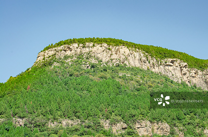中国山东省泰安市肥城县吕仙景区湖屯镇陶山东临，小泰山远处的山脉绿色的山峰，户外白昼无人图像摄影图片素材