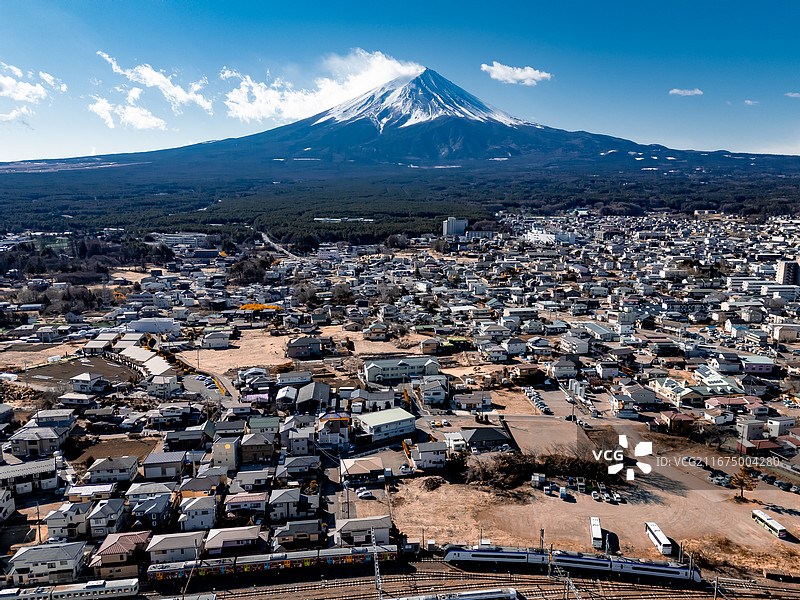 富士山与河口湖镇航拍图片素材