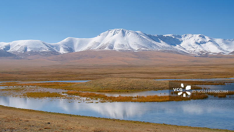 吉尔吉斯斯坦松库尔湖高原雪山图片素材