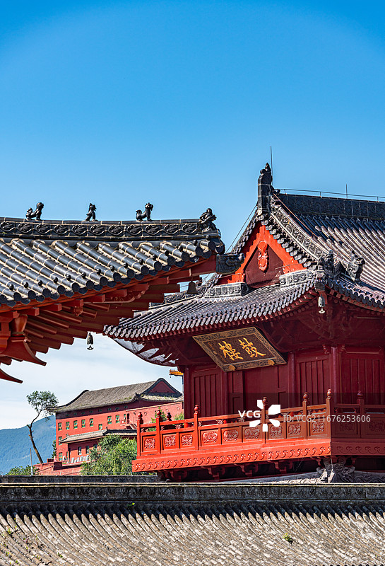山西五台山普寿寺鼓楼，红墙重檐，斗拱精巧，隔山相望菩萨顶，古寺依山而立图片素材
