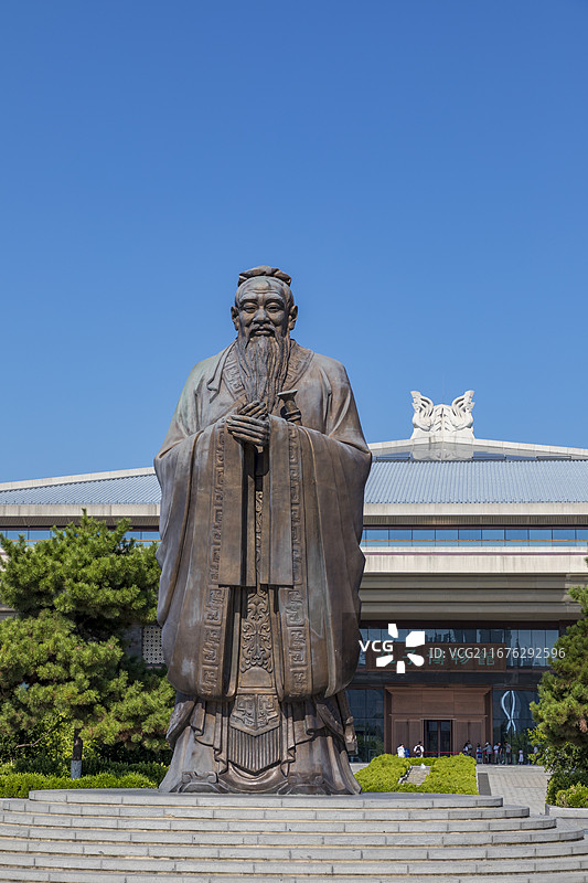 曲阜市孔子博物馆，孔子雕塑图片素材