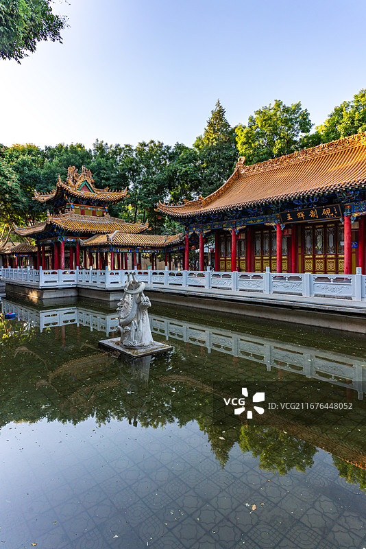 宁夏银川鼓楼旁宁园，仿古亭阁临池，金瓦红柱，静水映楼台图片素材