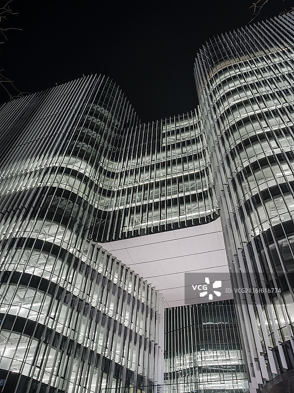 北京光华路SOHO建筑外观夜景图片素材