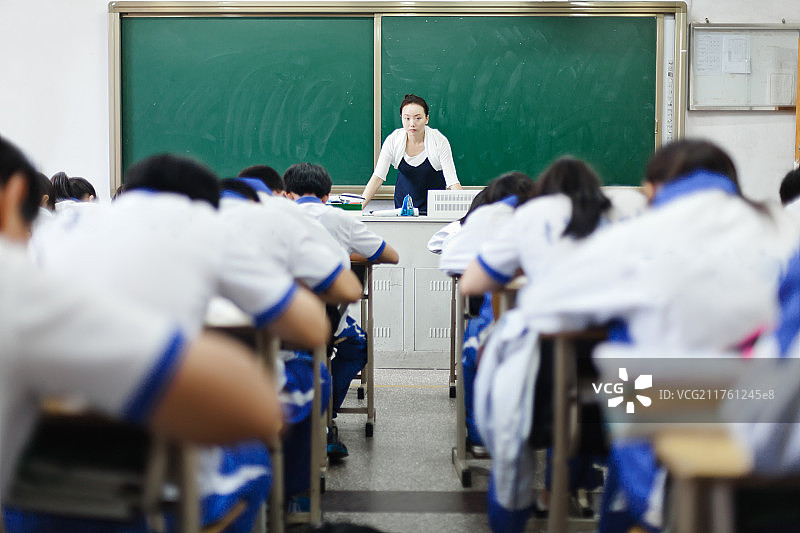 初中生在教室上课图片素材