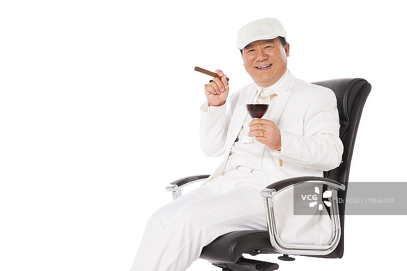 成功男人拿着红葡萄酒杯图片素材