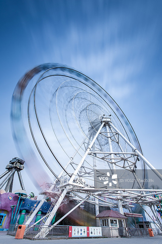 北京石景山游乐园旋转的摩天轮图片素材