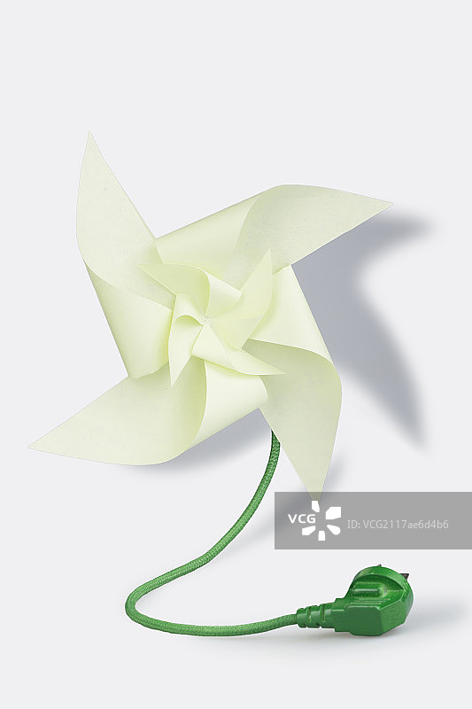 放在桌子上的风车图片素材