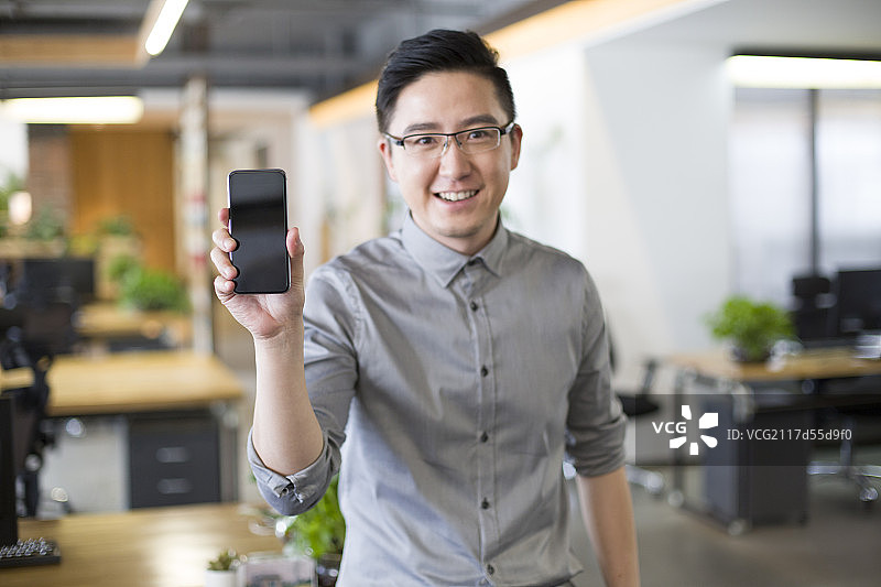 IT工作者在办公室展示手机图片素材