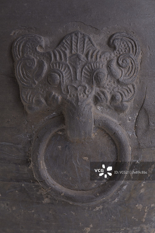汉代灰陶饕餮衔环图片素材