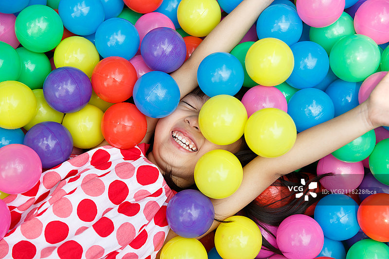 可爱的小女孩在游乐场玩耍图片素材