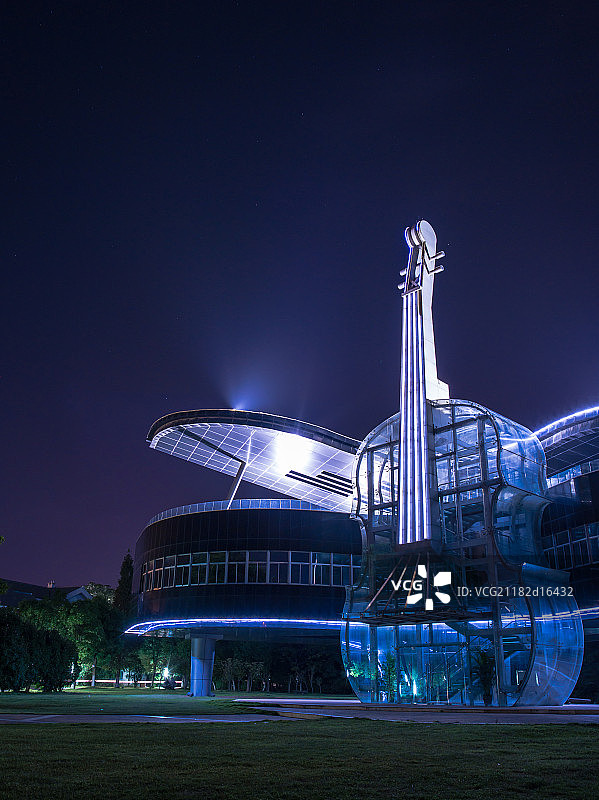 安徽省淮南市两琴相悦主题建筑外观夜晚拍摄图片素材