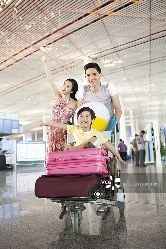 快乐一家人准备出发图片素材