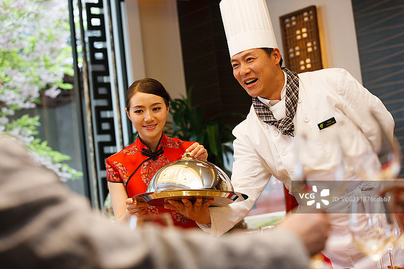 酒店厨师为顾客服务图片素材