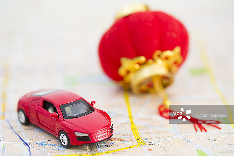 地图上的玩具汽车和红灯笼图片素材