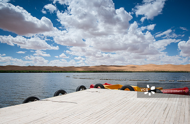 游艇码头和沙漠湖泊风光图片素材