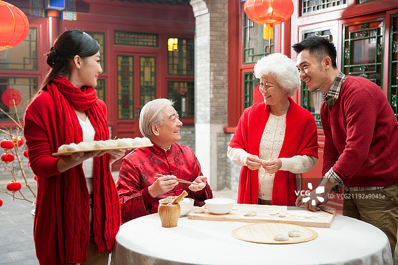 东方家庭过年图片素材