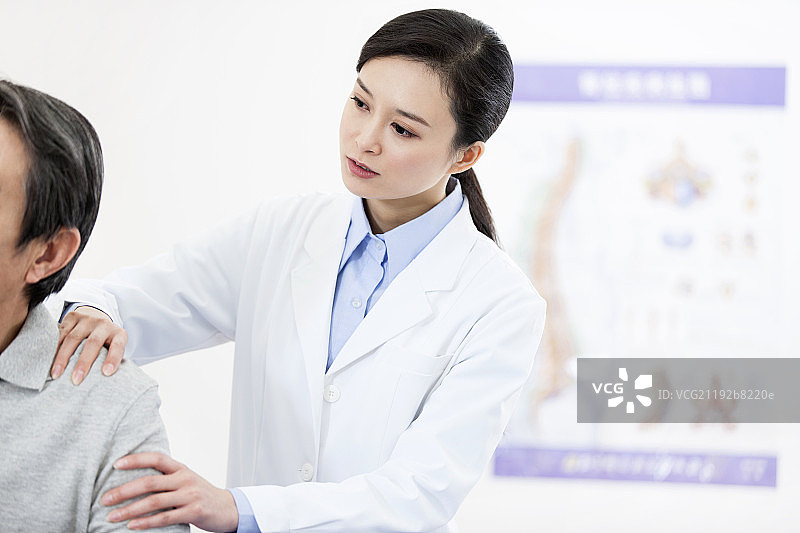 医生给病人做检查图片素材