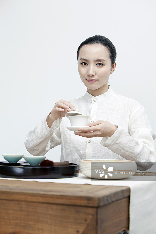中国女性茶艺师做茶艺图片素材