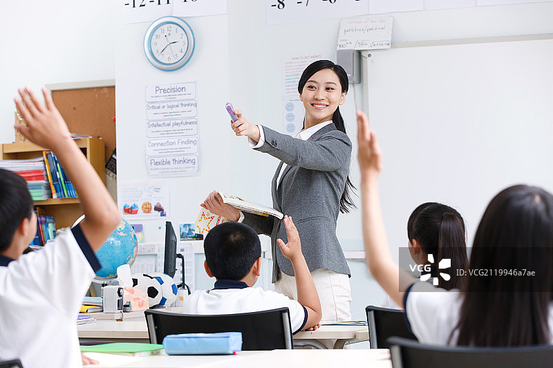 老师和学生在教室里上课图片素材