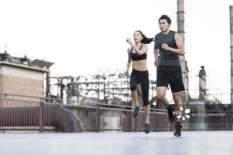 年轻人户外跑步锻炼图片素材