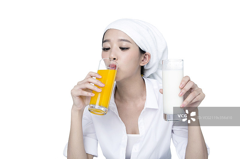 头上包着毛巾的美女图片素材